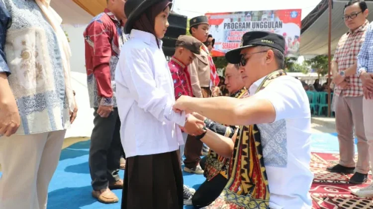 Ratusan Pelajar di Lampung Barat Dapat Seragam Sekolah Gratis