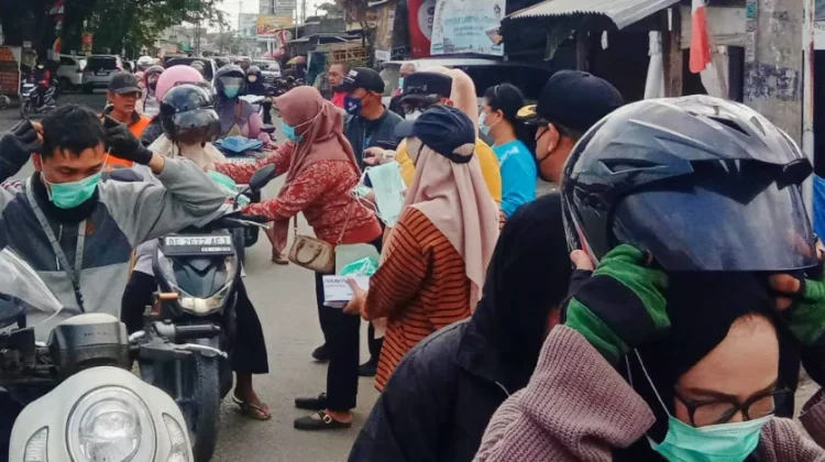 Antisipasi Dampak Abu Vulkanik Anak Krakatau, Puskesmas Way Kandis Bagikan Masker