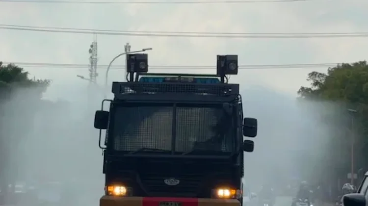 Polres Metro Semprot Jalan Kota Tekan Dampak Abu Vulkanik Erupsi Gunung Krakatau