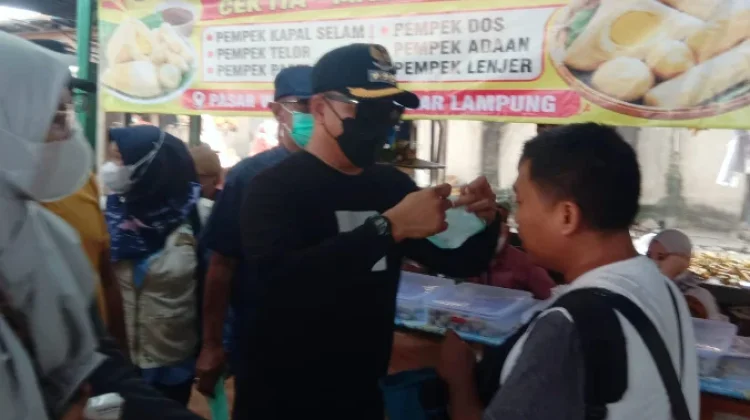 Hujan Abu Vulkanik, Kecamatan Tanjung Senang Bagikan Masker untuk Warga