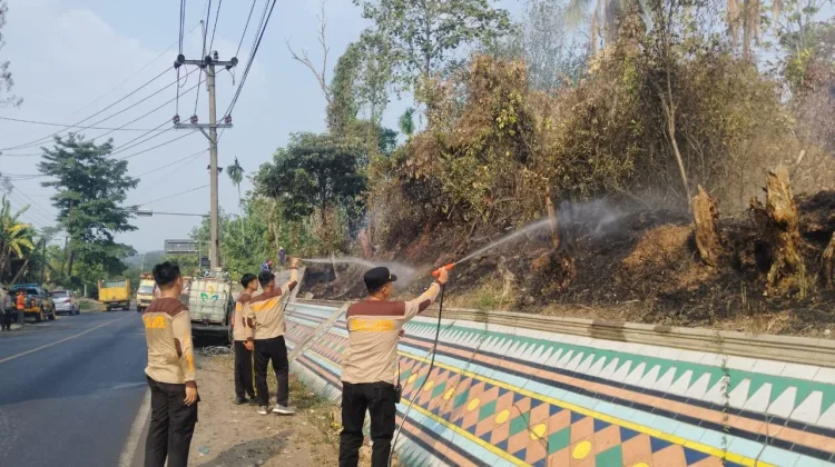 Lahan Semak Belukar Terbakar di Umpu Semenguk, Satgas Karhutla Padamkan Api
