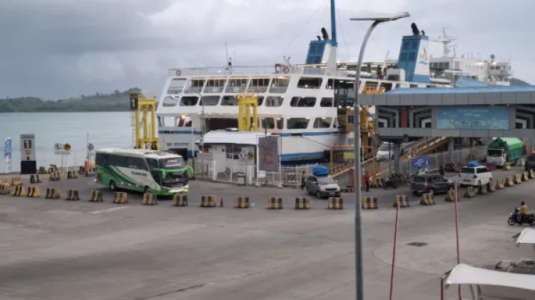 Puluhan Kapal Ferry Siap Beroperasi meski Aktivitas Anak Krakatau Meningkat