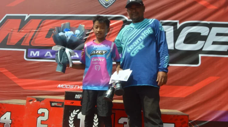 Pembalap Cilik Asal Way Kanan Sabet Juara Umum MX 50cc di Sirkuit Lembah Kencana