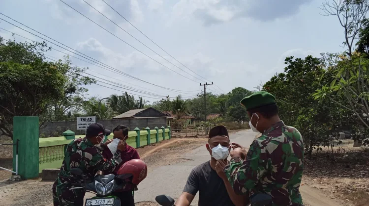 Kodim Way Kanan Bagikan Masker Kepada Masyarakat