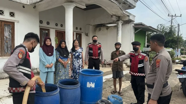 Warga Blambangan Umpu Dapat Bantuan Air Bersih