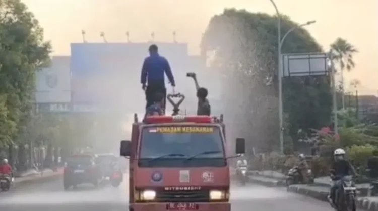 Warga Kota Metro Apresiasi Pembersihan Abu Vulkanik Damkar