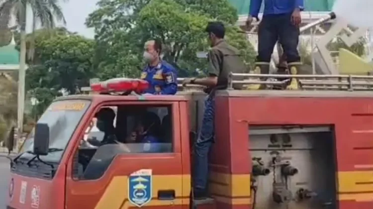 Damkar Kota Metro Siagakan Personel Bersihkan Abu Vulkanik