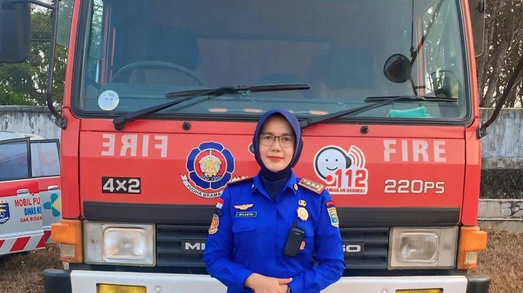 Damkarmat Kota Metro Bersihkan Abu Vulkanik di Jalan Utama