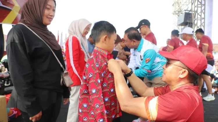 Ratusan Pelajar Kebun Tebu Lambar Terima Seragam dan Buku Gratis