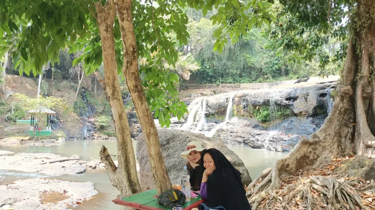 Menikmati Keindahan Alam dan Kesegaran Air Terjun