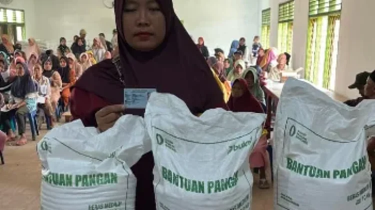 Warga Bumi Baru Terima 30 Kilogram Beras Bantuan CPP Bulog