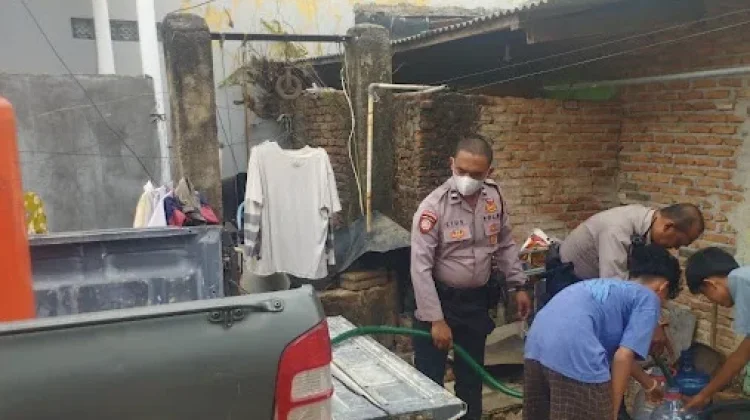 Sat Samapta Polres Metro Salurkan Air Bersih