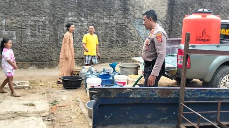 Polres Metro Salurkan Air Bersih