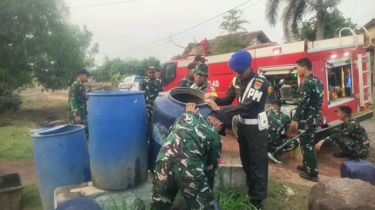 Warga Kampung Ramsay Dapat Bantuan Air Bersih dari TNI