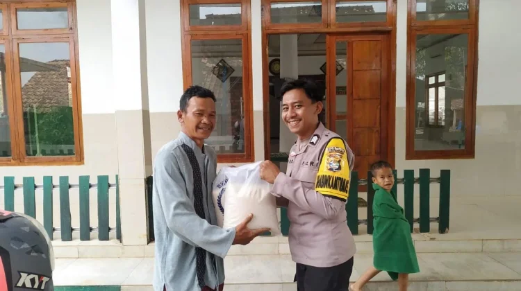 Polsek Umpu Semenguk Bagikan Beras ke Pengurus Masjid