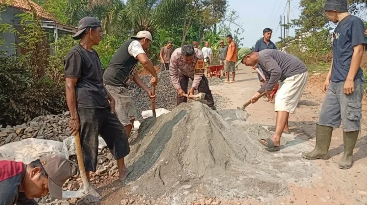 Polisi-TNI dan Warga Gotong Royong Perbaiki Jalan Rusak di Kampung Tanjung Bulan