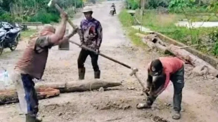 Warga Kampung Pisang Indah Perbaiki Jembatan Rusak Secara Swadaya
