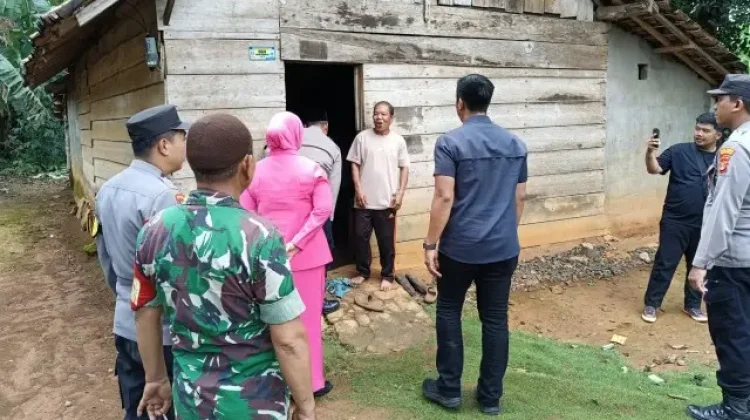 Polres Way Kanan Salurkan Bantuan Sosial di Kampung Beringin Jaya