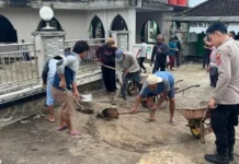 Polisi, TNI, Santri dan Warga Bersihkan Masjid Baitul Muttaqin