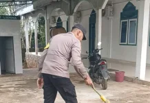 Polsek Kasui dan Warga Gotong Royong Bersihkan Masjid Al Iman