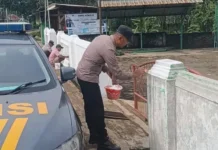 Wujudkan Nyaman Beribadah Ramadan, Polsek Kasui dan Warga Bersihkan Masjid