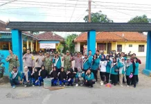 Gotong Royong di Baradatu, TNI-Polri dan Ormas Bersihkan Lingkungan