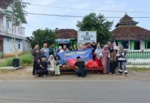 KUA Gunung Labuhan dan Permata Bunda Bagikan Takjil