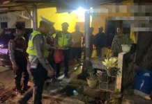 Polres Way Kanan Sahur On the Road, Bagikan Makanan ke Warga