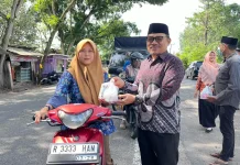 Kemenag Way Kanan Bagikan 250 Takjil ke Pengguna Jalan