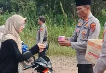 Polsek Buay Bahuga Berbagi Takjil di Ramadan 1447 H