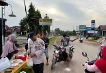 Polsek Pakuan Ratu Bagi Takjil untuk Pengendara