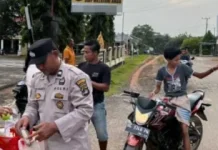 Polsek Pakuan Ratu Berbagi Takjil di Bulan Ramadhan