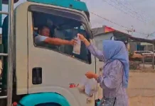 Sanggar Kegiatan Belajar Way Kanan Bagikan Takjil Ramadan