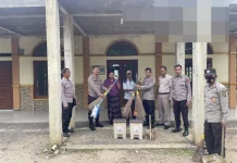 Polres Way Kanan Bersihkan Masjid dan Beri Bantuan Alat Kebersihan
