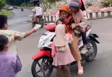 PAUD SKB Way Kanan Bagikan Takjil Gratis ke Warga