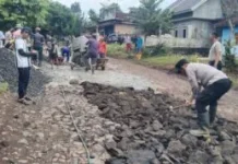 Polsek Kasui bersama Warga Bahu Membahu Perbaiki Jalan