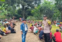 Polsek Banjit dan Umat Hindu Gelar Gotong Royong di Pura Melasti Jelang Nyepi
