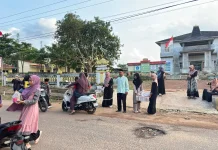 MIN 3 Way Kanan Bagikan Takjil Gratis kepada Masyarakat