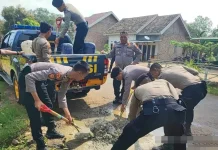 Polres Way Kanan Perbaiki Jalan Berlubang dan Bagikan Takjil di KM 16 Negeri Batin