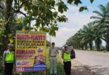 Antisipasi Kecelakaan, Satlantas Way Kanan Pasang Spanduk Imbauan di Jalinsum