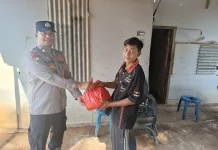Polsek Umpu Semenguk Salurkan Paket Sembako ke Warga