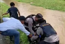 Polsek Buay Bahuga Evakuasi Pemuda Terjatuh di Irigasi