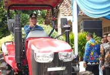 Pemerintah Kota Metro Serahkan 19 Traktor untuk Petani