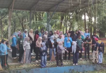 Disporapar Metro Bersihkan Taman Ki Hajar Dewantara