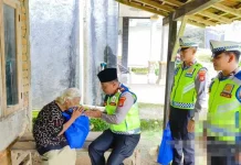 Satlantas Way Kanan Bagikan Sembako ke Warga Prasejahtera