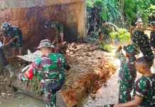 TNI dan Warga Gotong Royong Bersihkan Material Jembatan Roboh di Way Tuba