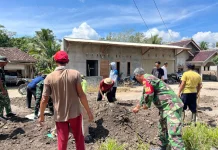 TNI dan Warga Perbaiki Jalan Rusak di Kampung Ramsai