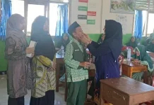 POPM Cacingan di SDIT Lukmanul Hakim Cegah Stunting Dini