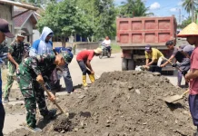 TNI dan Warga Perbaiki Jalan Berlubang di Kampung Ramsai