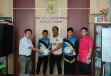 Empat Sekolah di Metro Terima Bantuan Bola FIFA